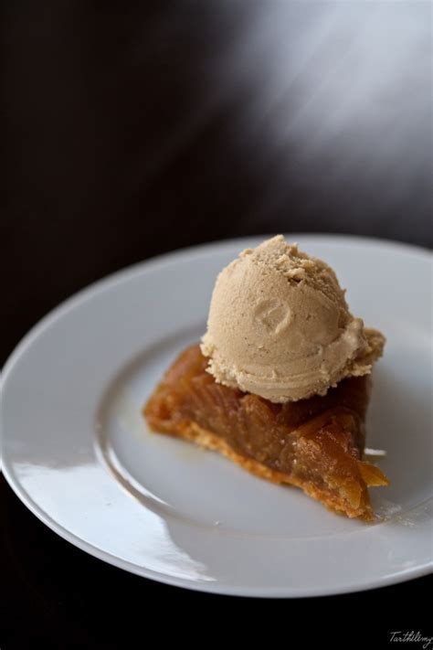 Tarta Tatin servida con helado de vainilla y menta