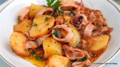 Plato de calamares guisados con patatas y guisantes