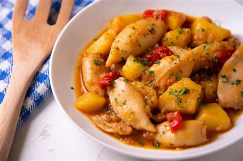 Guiso de calamares con patatas humeante