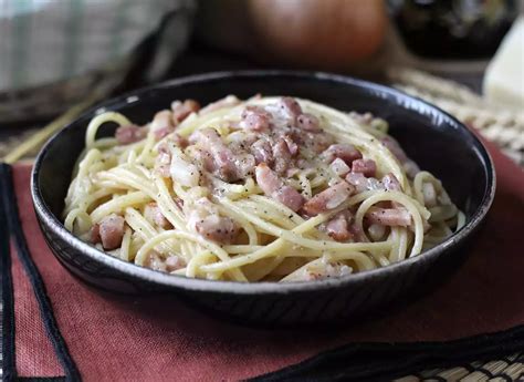 Plato de pasta con bacon recién preparado