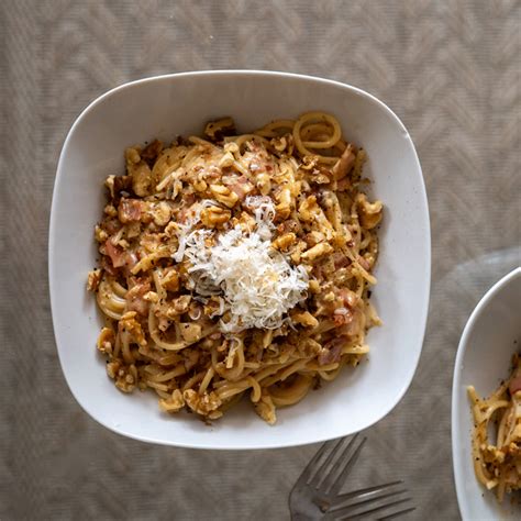 Pasta con queso de cabra y bacon