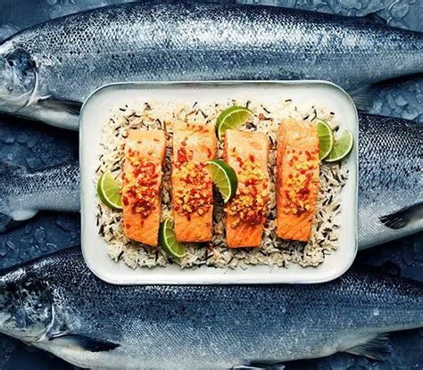 Salmón fresco de piscifactoría noruega listo para cocinar