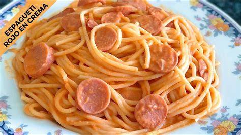 Espagueti con salchichas y salsa cremosa