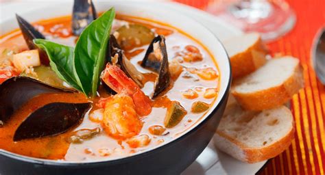 Sopa de mariscos en una cazuela hirviendo