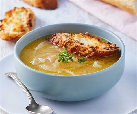 Sopa de tomillo con cebolla y pan tostado