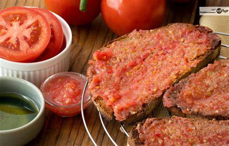 Pan con tomate y diferentes acompañamientos