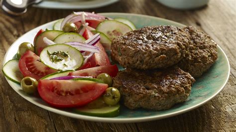 Croquetas de carne paraguayas servidas con ensalada