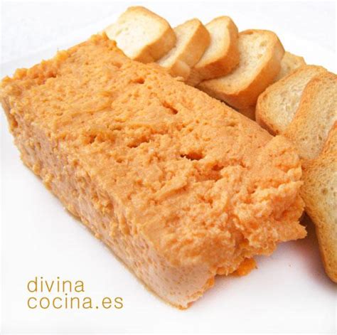 Pastel de cabracho servido en porciones con tostadas y salsa