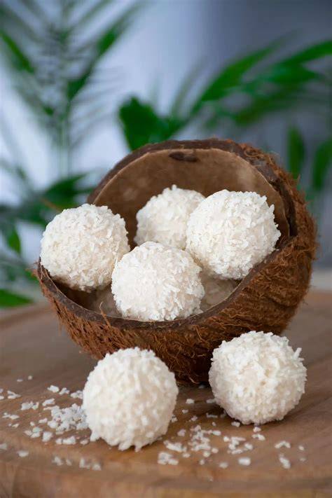 Variedad de bolitas de coco en un plato decorado