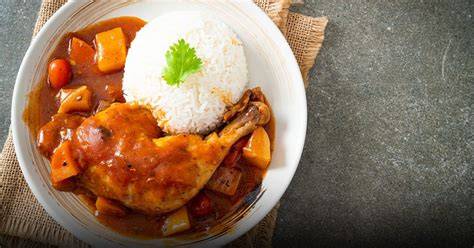 Plato de pollo desmenuzado guisado con acompañamientos