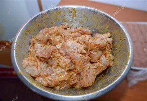 Caderas de pollo sazonadas en un bol