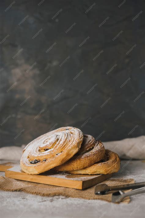 Pastéis de nata recién horneados espolvoreados con canela