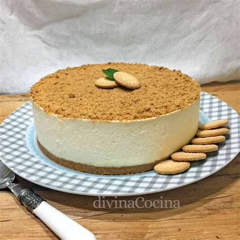 Tarta de nata portuguesa con una capa de galleta y canela espolvoreada