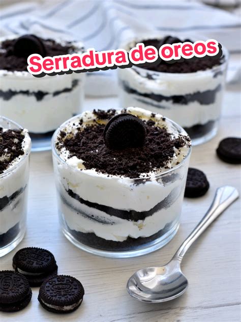 Vasos individuales de tarta de nata decorados con galleta triturada