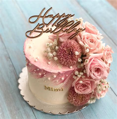 Pastel de cumpleaños elegante con flores