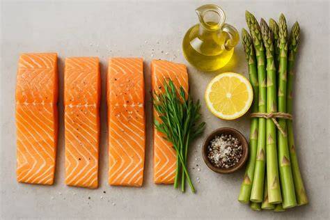 Ingredientes frescos para cocinar salmón y espárragos
