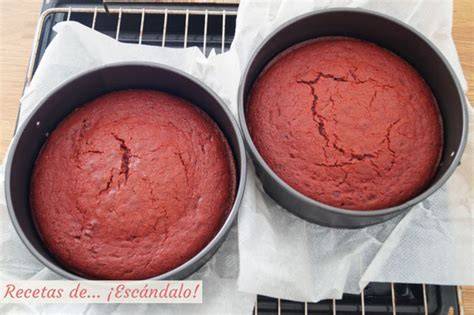 Bizcochos Red Velvet recién horneados y enfriándose