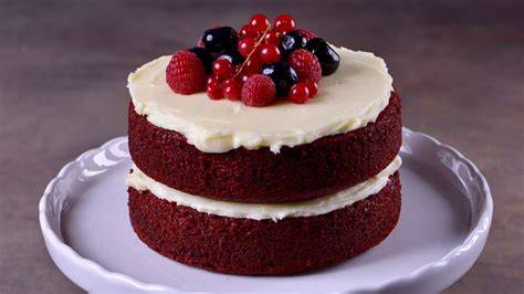 Tarta Red Velvet decorada con frosting de queso crema y migas