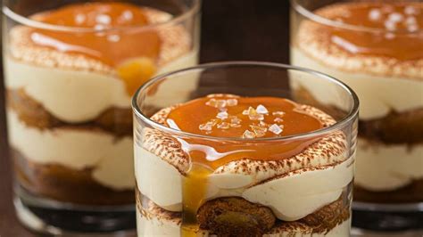 Tiramisú servido en copas individuales