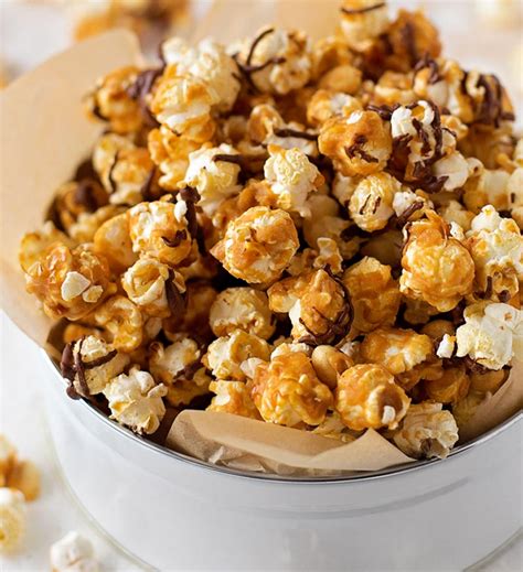 Palomitas de maíz dulces con chocolate y frutos secos