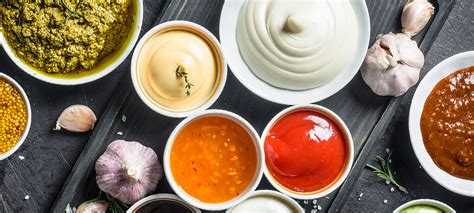 Variedad de guarniciones y salsas para asado