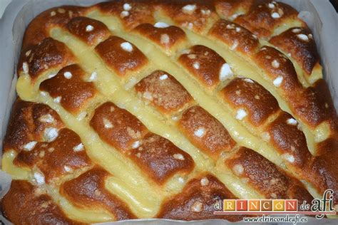 Bizcocho de yogur con crema pastelera recién horneado
