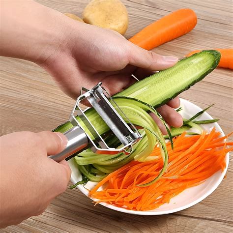 Pelador de verduras en acción con un pimiento