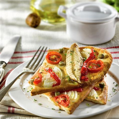 Pizza casera de caballa y pimientos asados recién salida del horno