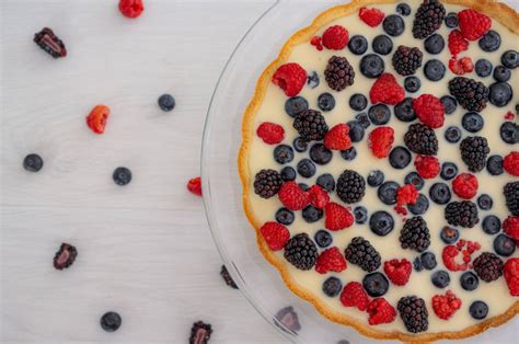 Tarta de chocolate blanco sin horno con frutos rojos