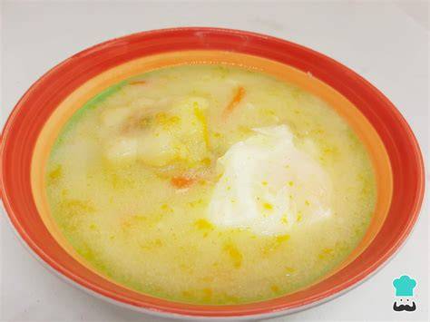 Plato de sopa de sémola peruana con huevo y verduras