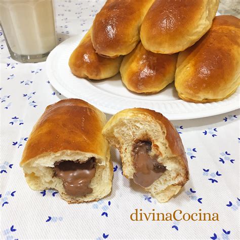 Bollos de pan de leche con chocolate recién horneados