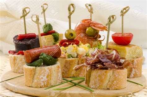 Variedad de aperitivos y tapas crujientes