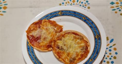 Mini pizzas variadas sobre obleas de empanadilla