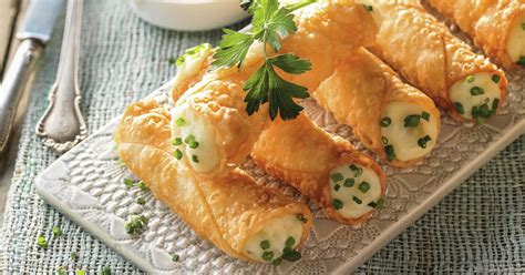 Surtido de cestas de obleas con rellenos salados