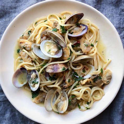 Ingredientes principales para spaghetti alle vongole: pasta, almejas, ajo, perejil, aceite de oliva, vino blanco