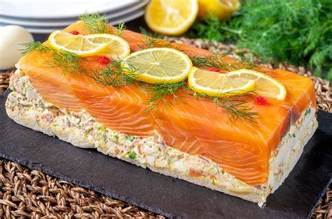 Pastel de salmón ahumado en capas