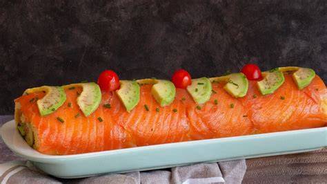 Pastel de salmón ahumado con aguacate y langostinos
