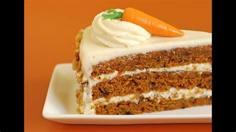 Rebanada de pastel de zanahoria con betún de queso crema