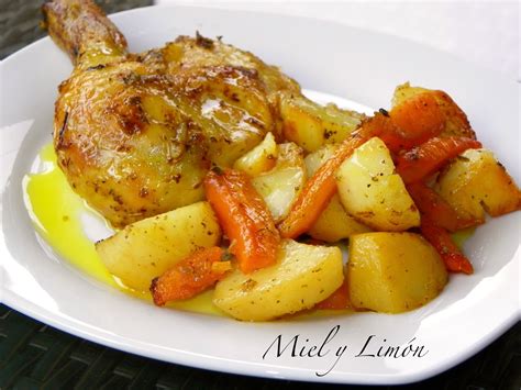 Pollo entero asado con limón y patatas