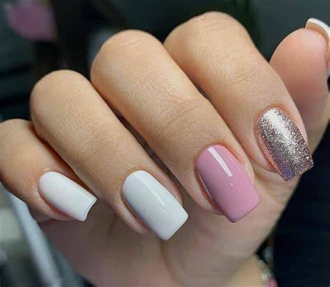 Manicura en tonos rosa pastel sobre uñas cuidadas