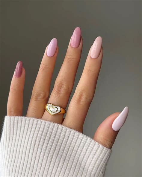 Diferentes formas de uñas con esmalte rosa