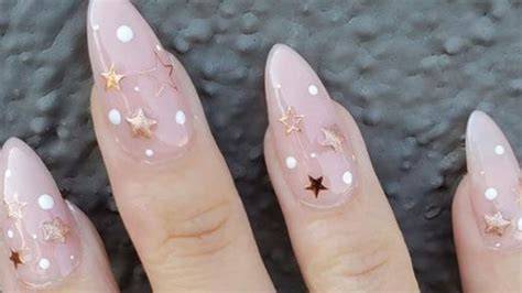 Diseño de uñas con estrellas y tonos pastel