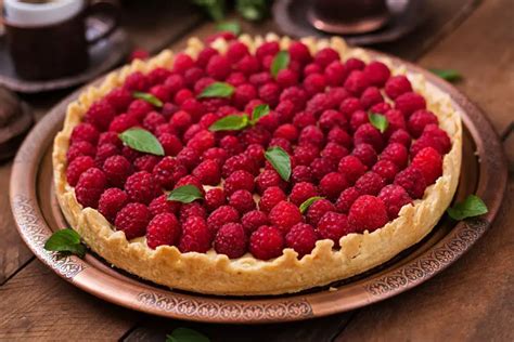 Tarta de frambuesas decorada con frambuesas frescas