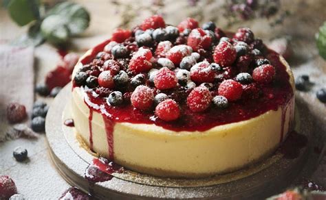 Tarta de queso con frutos rojos en una mesa
