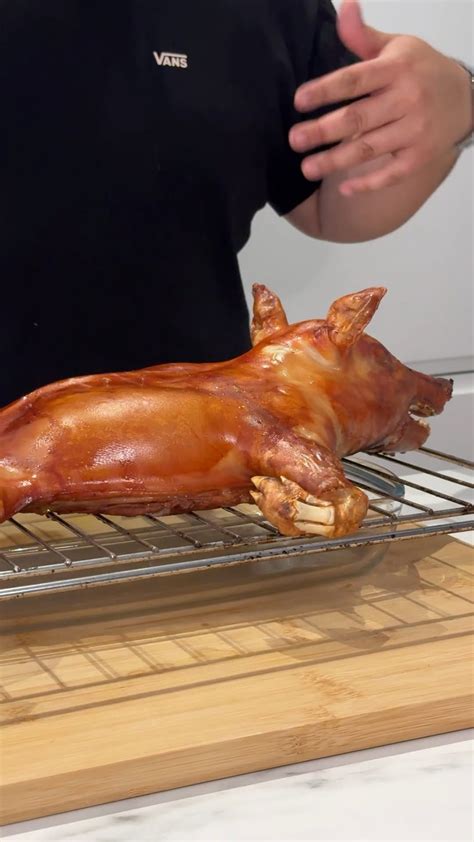 Cochinillo en la bandeja sobre rejilla con agua