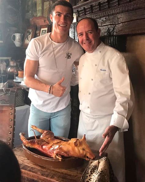 Volteando el cochinillo en el horno