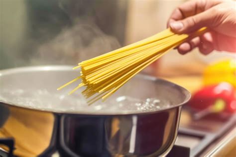 olla grande con agua hirviendo para pasta
