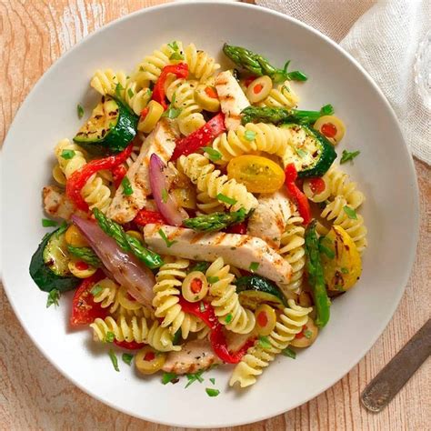 plato de pasta saludable con verduras