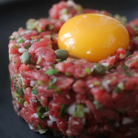 Plato de Steak Tartare listo para servir con yema de huevo