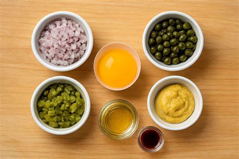 Ingredientes del aliño: cebolleta, alcaparras, mostaza, etc.